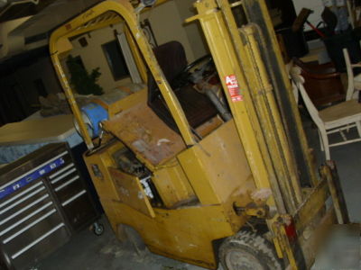 Fork lift tow motor yale