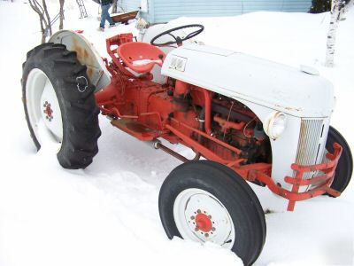 1952 ford 8N tractor w/ 3 pt disc. excellent condition