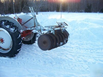 1952 ford 8N tractor w/ 3 pt disc. excellent condition