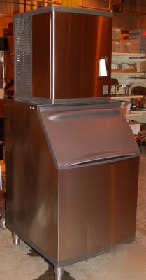 Manitowoc ice machine & bin, 380 lbs. of ice per day