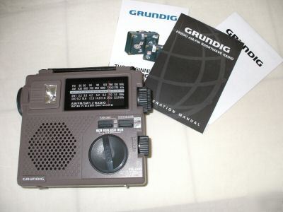 Grundig FR200 am/fm shortwave radio w/ carrying case