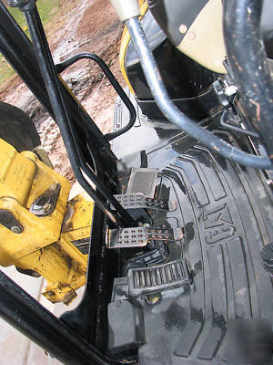Stgrong and clean excavator with hydraulic thumb