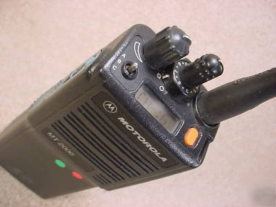 Motorola MT2000 48 ch 5 w vhf 136-178 mh handheld radio