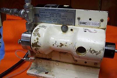 Instrument mini pump / 16/160 ml./hr.flow rate 1,000PSI
