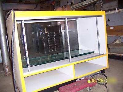Lighted glass display case / 5 shelves