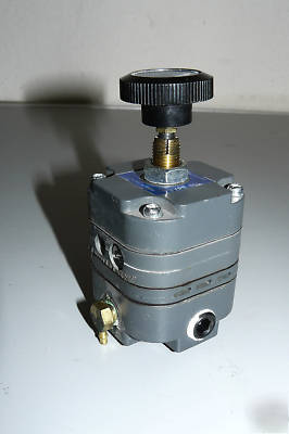Control air type 100 precision air pressure regulator
