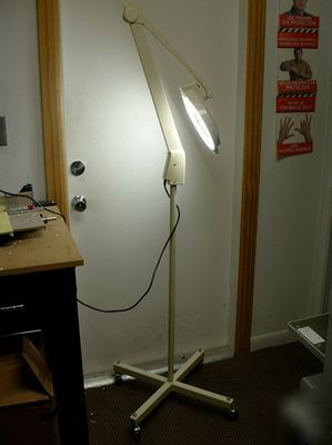Dazor circline magnifier lamp 8MC series floor model