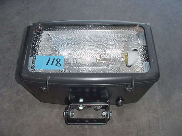 Lithonia 400 watt floodlight w/lamp hid 115V-277V