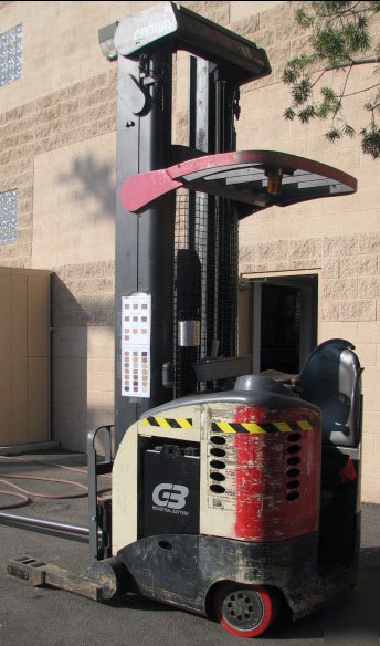 Used forklift crown RR5020-45 w/ industrial battery