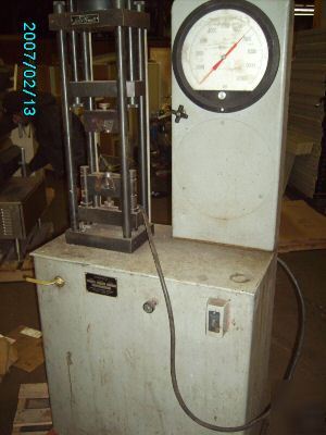 Louis small-service universal tensile tester & instron
