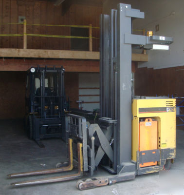 Caterpillar NRR35P reach truck forklift with charger