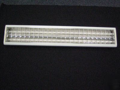5FT fluorescenttwin strip-light with tubes exc. cond 