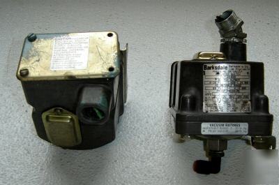 Barksdale D1T-H18 pressure/vacuum switches lot of 2 