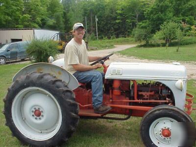 1952 ford 8N tractor w/ 3 pt disc. excellent condition