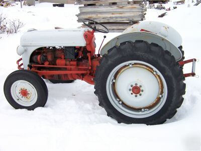 1952 ford 8N tractor w/ 3 pt disc. excellent condition