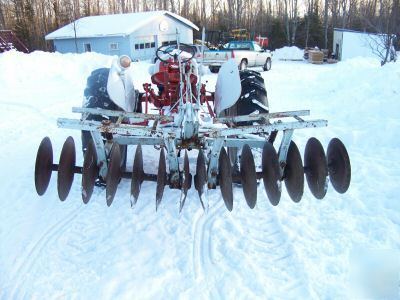 1952 ford 8N tractor w/ 3 pt disc. excellent condition