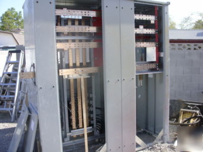 Electric switchgear panel box w 800 amp main loaded