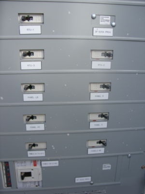 Electric switchgear panel box w 800 amp main loaded