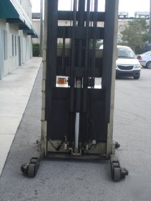 Crown 24V electric platform picker forklift w/charger 