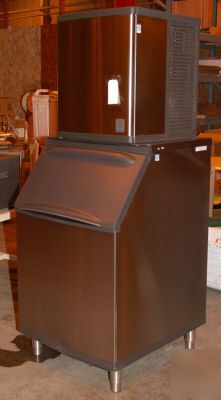 Manitowoc ice machine & bin, 380 lbs. of ice per day