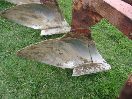 Massey ferguson 8 bottom plow, 14 inch shares - nice 