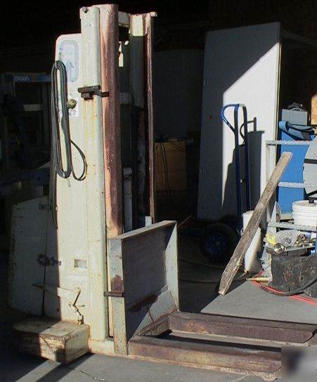 Walkie stacker 2000# walk-behind bat forklift