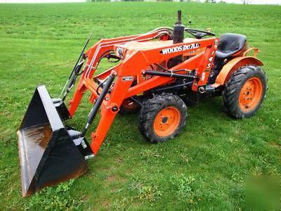 1980 kubota B6100 4X4 tractor w/ woods dual 145 loader