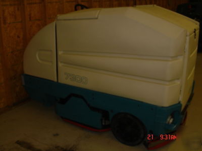 Tennant 7300 industrial rider scrubber only 196 hrs 