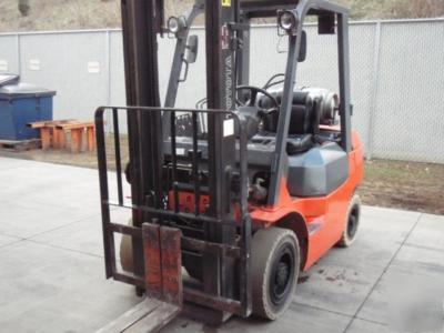 2006 toyota 5,000 lb. pneumatic fork lift forklift 