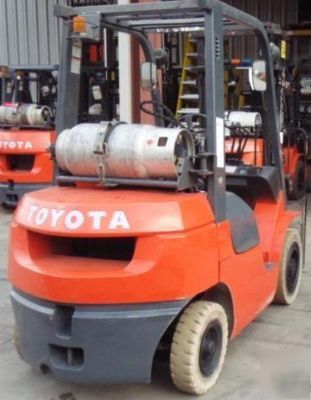 2006 toyota 5,000 lb. pneumatic fork lift forklift 