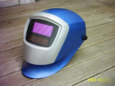 Auto-darkening welding helmet