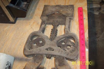 Nice working old cattle livestock dehorner tool