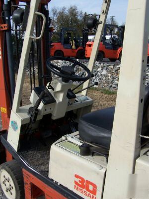 Nissan 3000 lb cap forklift truck