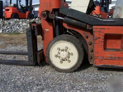 Nissan 3000 lb cap forklift truck