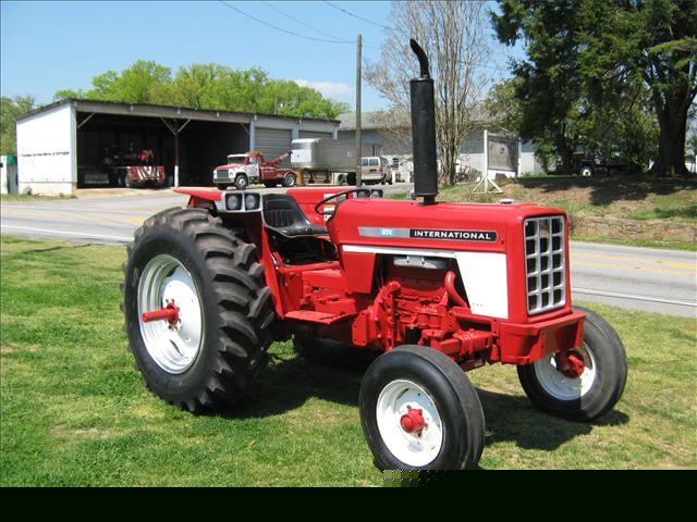 Very nice 574 international diesel tractor