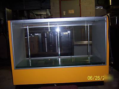 Lighted glass display case / 5 shelves