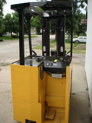 Hyster E4000 electric forklift