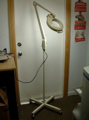 Dazor circline magnifier lamp 8MC series floor model