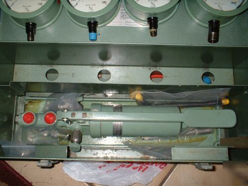 Ashcroft test pump 1327BG w/ all gauges accessories