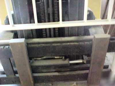 3500 lb,77 x 168 yale electric forklift,s.s.,ps,charger