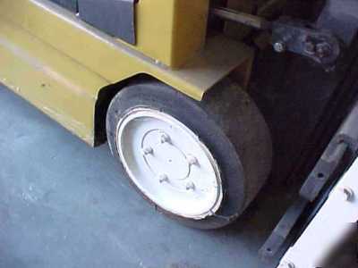 3500 lb,77 x 168 yale electric forklift,s.s.,ps,charger