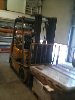 Forklift caterpillar year 2000 3 mast cushion GC25K lpg