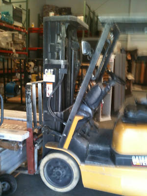 Forklift caterpillar year 2000 3 mast cushion GC25K lpg