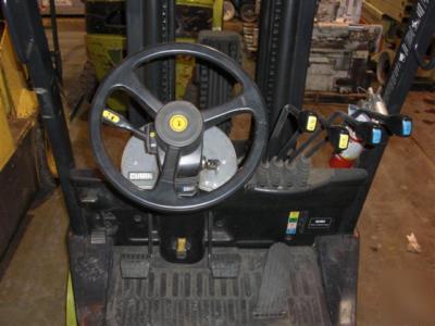 (2005) 5,000# clark cushion tire forklift 4-way valve