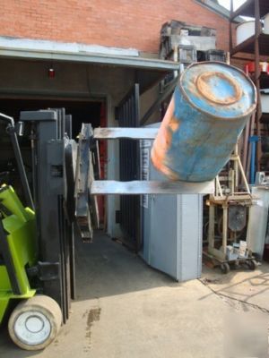 Clark electric fork lift with 360' rotating forks