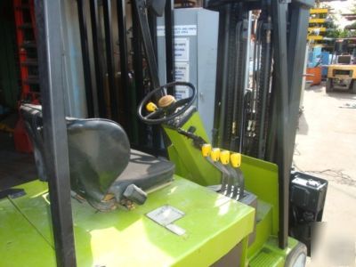 Clark electric fork lift with 360' rotating forks