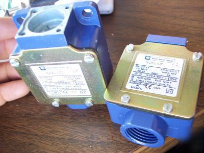 Lot of 2 telemecanique XCKL102 spdt limit switch