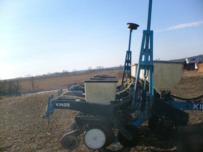 Kinze 4 row planter/dry fertilizer/no till coulters