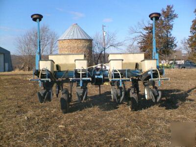 Kinze 4 row planter/dry fertilizer/no till coulters