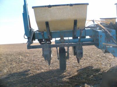 Kinze 4 row planter/dry fertilizer/no till coulters